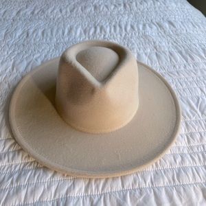 Super trendy felt hat!